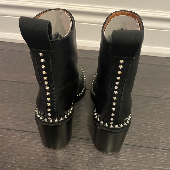 Zadig and Voltaire Chrome Low Boots
Size 6
Brand new with box and dust bags - Picture 2 of 9